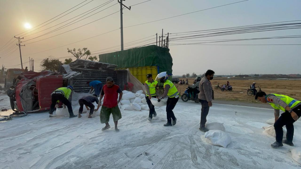 Detik-detik Truk Dump Oleng Tabrak Truk Gandeng di Kaliori Rembang