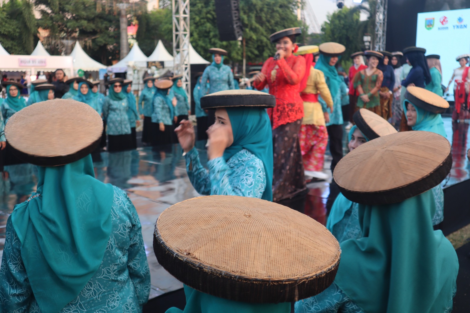 Flashmob Tari Caping Kalo Hadir di Kemeriahan Hari Jadi Kudus ke 475 