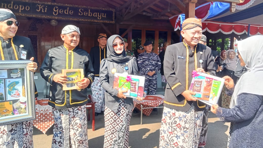 Peringati Hari Pendidikan Nasional, FPGL PGRI Kota Tegal Lauching Buku Antologi