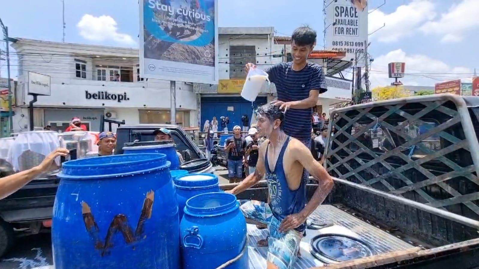 Zulhas Tegaskan Industri Susu Harus Prioritaskan Untuk Menyerap Susu Sapi Peternak Lokal