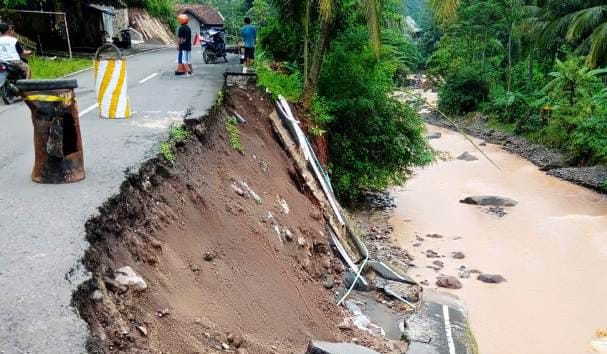 Longsor Tebing Sungai Cigora Ancam Jalan Provinsi Ruas Banjarharjo-Salem