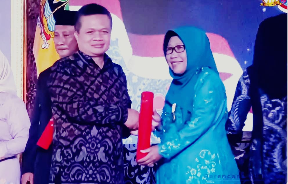 Ketua Muslimat NU Kabupaten Tegal Terima Penghargaan dari BKKBN