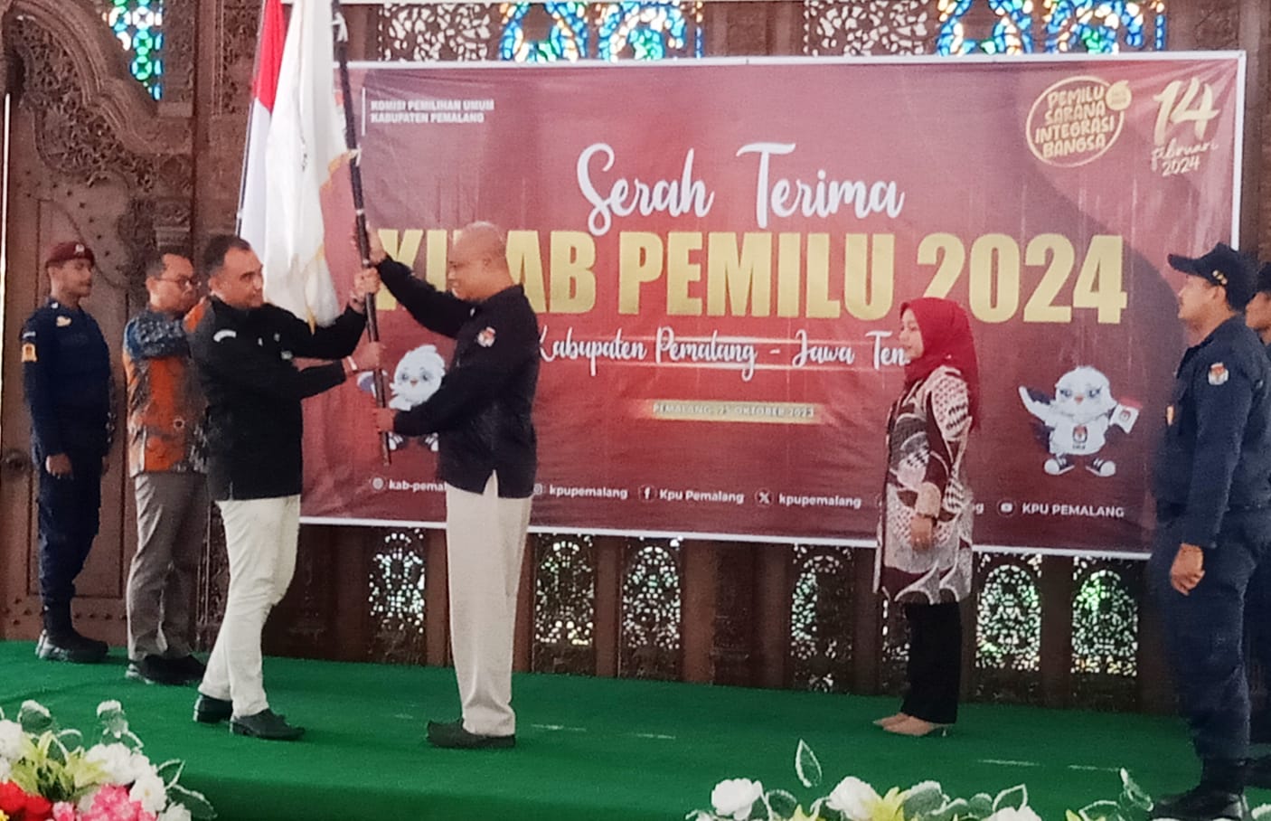 KPU Serah Terima Kirab Pemilu 2024 dengan Menyerahkan Bendera Merah Putih 