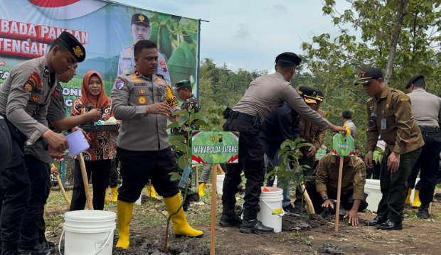 Swasembada Pangan Polda Jateng, Wakapolda Tanam Ratusan Pohon Produktif di Ungaran Timur