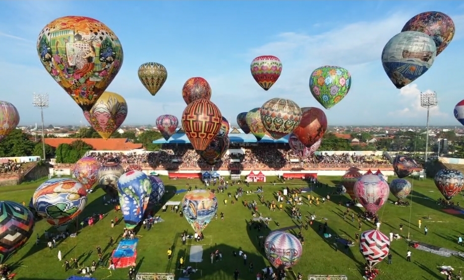 Ribuan Warga Menyaksikan Keindahan Festival Balon Pekalongan 2026