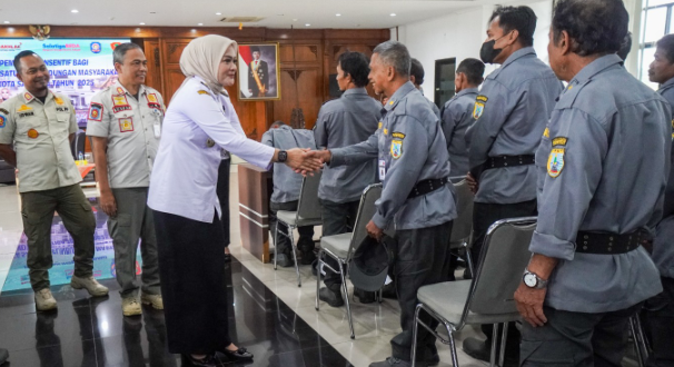 Tanda Tresna Pemkot Salatiga, Nina Agustin Serahkan Insentif kepada Satlinmas  