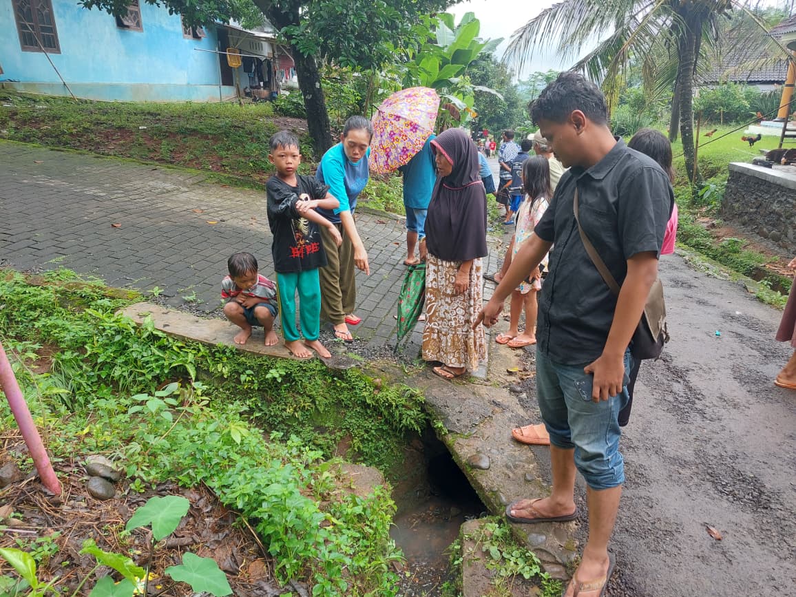 Balita di Kajen Tewas Akibat Terpeleset di Selokan Saat Bermain Hujan