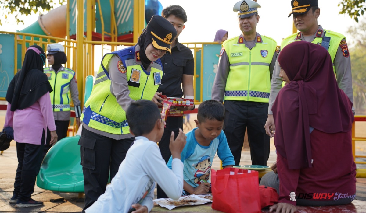Kapolres Purworejo Turun ke CFD, Bagikan Jajanan ke Anak-anak dan Buka Layanan SIM-Samsat