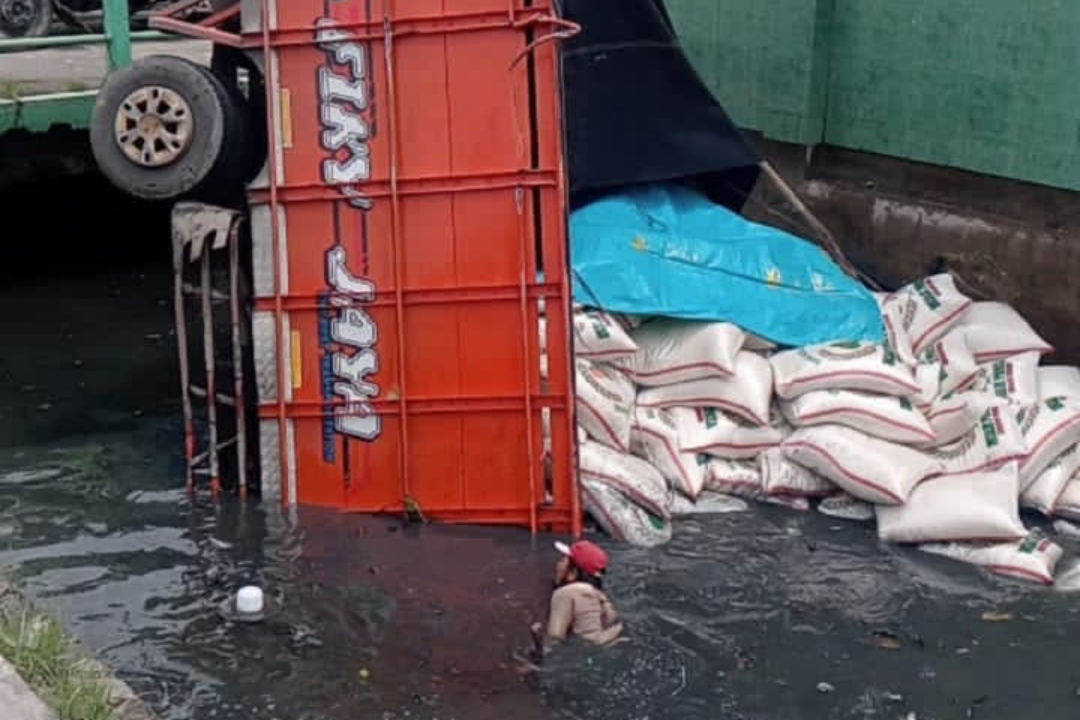 Dump Truck Putar Balik di Kaligawe, Truk Angkut Beras Hantam dan Terjun ke Sungai, Sopir Tewas