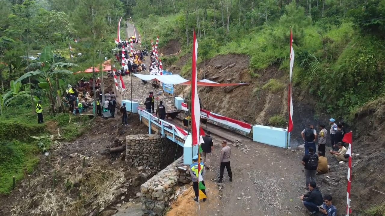 Jembatan Presisi Baru Berhasil Hubungkan 2 Desa di Pekalongan