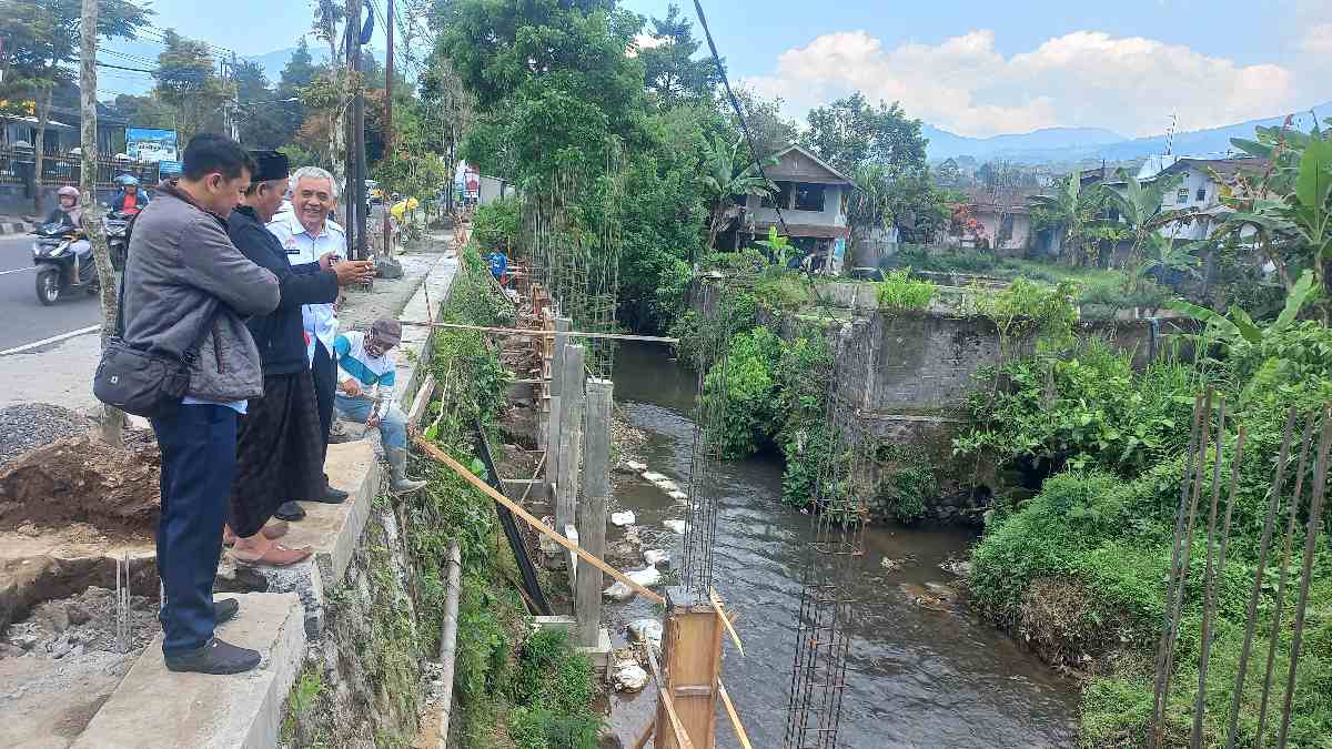 Melanggar Aturan, Sekda Wonosobo Sidak Pendirian Bangunan di Atas Sungai Wangan Aji