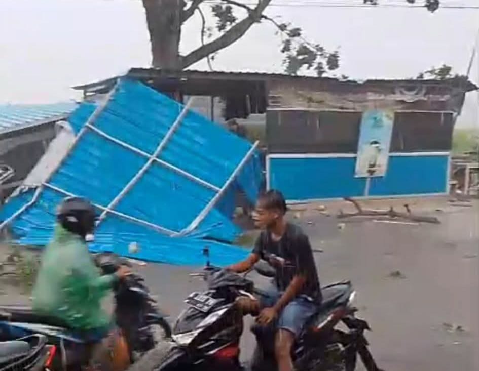 Puting Beliung Mengamuk Terjang Ratusan Rumah di Undaan Kudus
