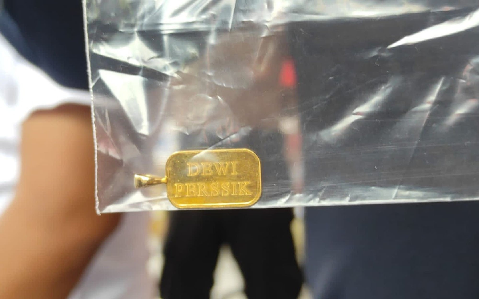 Ini Bentuk Perhiasan Emas Milik Dewi Perssik yang Dicuri Pekerja Bandara Balikpapan
