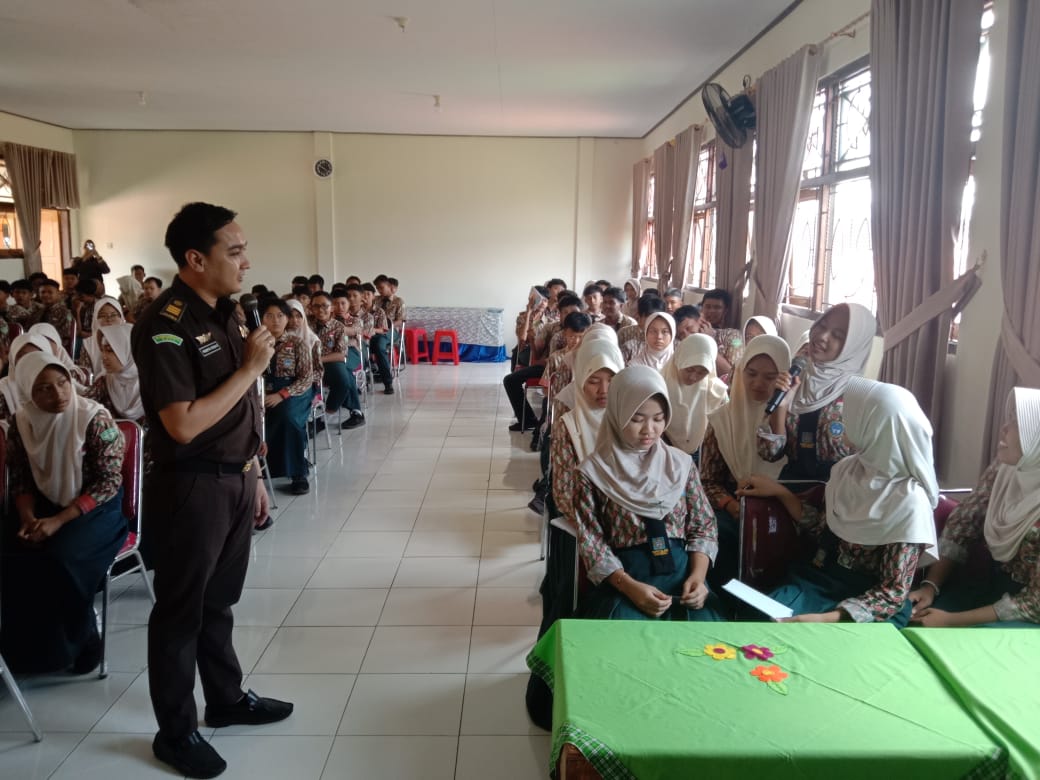 Jaksa  Masuk Sekolah Datangi SMP Negeri 1 Slawi 
