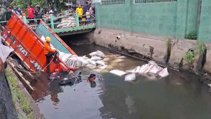 Truk Beras Terjun ke Sungai di Jalur Semarang–Demak, Sopir Meninggal 