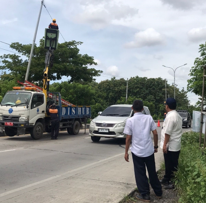 Ditabrak Kendaraan, Tiang Lampu PJU di Jalur Pantura Kabupaten Tegal Nyaris Roboh