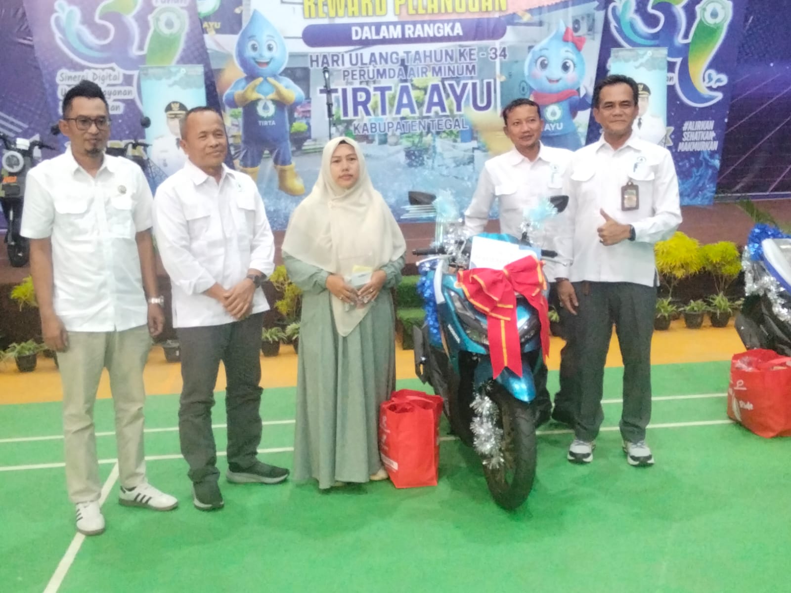 Perumda Tirta Ayu Serahkan Reward Pelanggan Tepat Waktu
