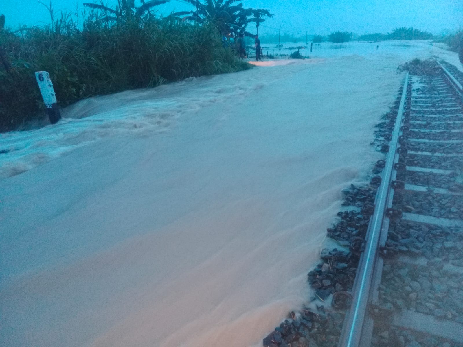 Perjalanan 5 KA Terganggu Akibat Banjir di Petak Jalan Gubug-Karangjati, Tertutup Setinggi 20cm