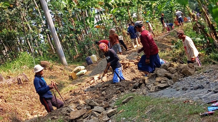 Warga Desa Rembul Kabupaten Pemalang Siapkan Pengaspalan Jalan