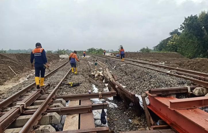 PT KAI Kerahkan Petugas Pemantau 24 Jam di Jalur Rel Rawan Banjir Grobogan