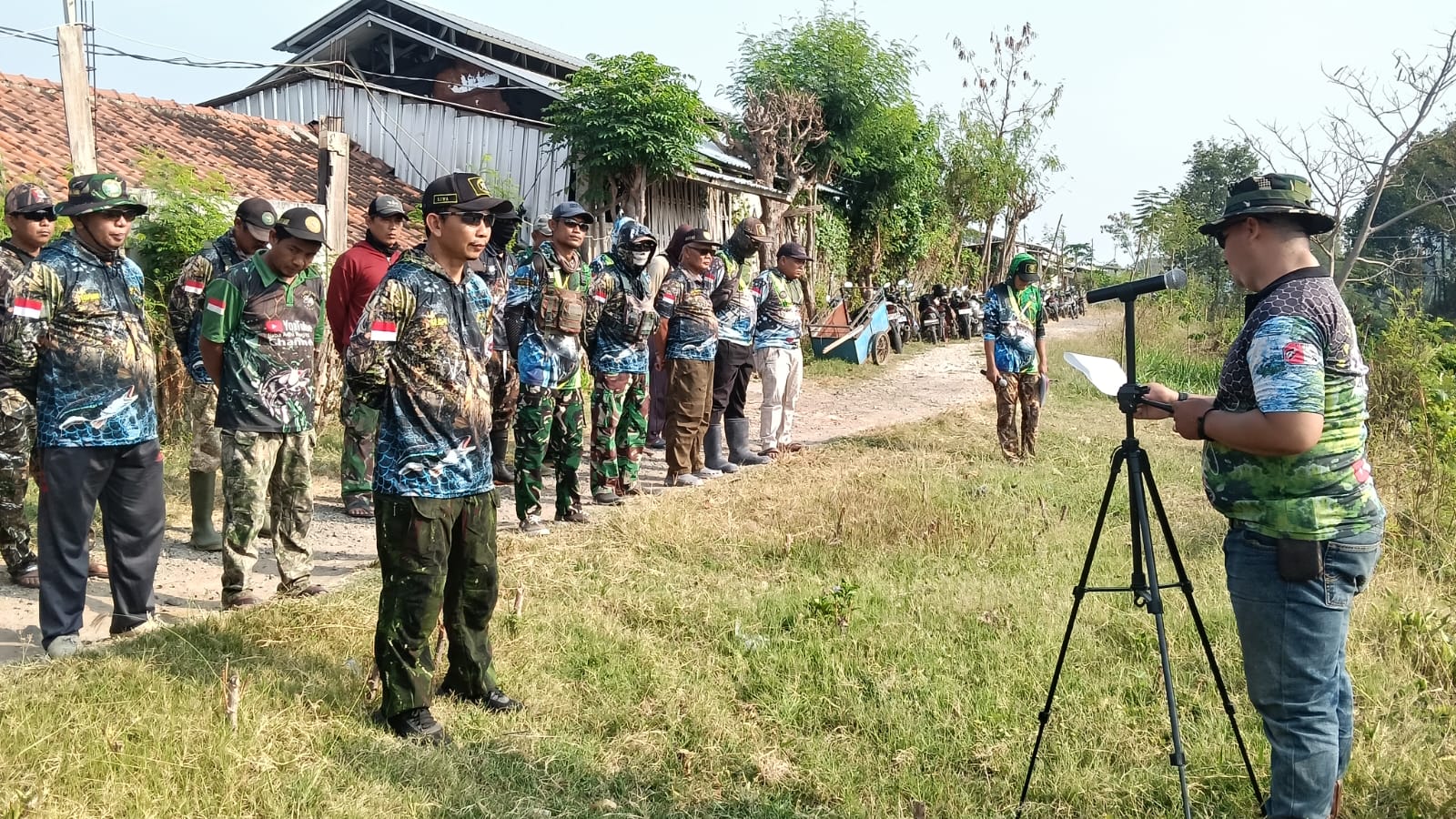 Peringati HUT ke-81 RI, Paser Mania Tegal  Tebar 2.000 Benih Ikan Nila