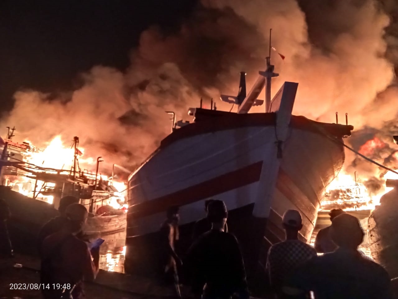 9 Kapal Nelayan di Pelabuhan Jongor Kota Tegal Ludes Terbakar