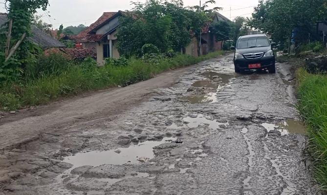  300 KM Jalan di Brebes Rusak Berat, Pj Bupati: Perbaikkan Butuh Empat Tahun