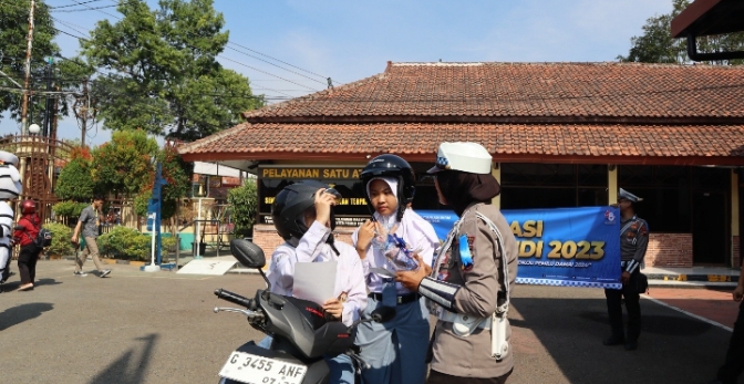 Polres Tegal Terjunkan Polwan untuk Serukan Tertib Berlalulintas 