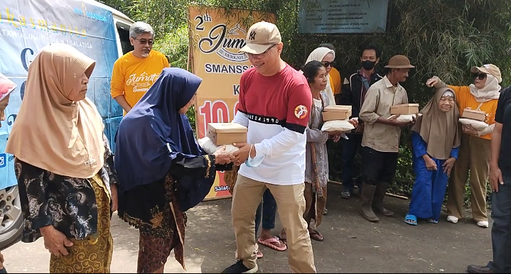 Tepat 2 Tahun Jum'at Berkah Ikasmassa, 10.000 Paket Nasi Dibagikan ke Pemilah Sampah TPA Ngronggo Salatiga