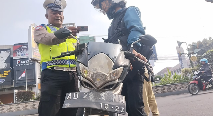 Akal-akalan Pengadara Motor Hindari Razia Pajak : Angka 2 Jadi 7 Berkat Scotlite