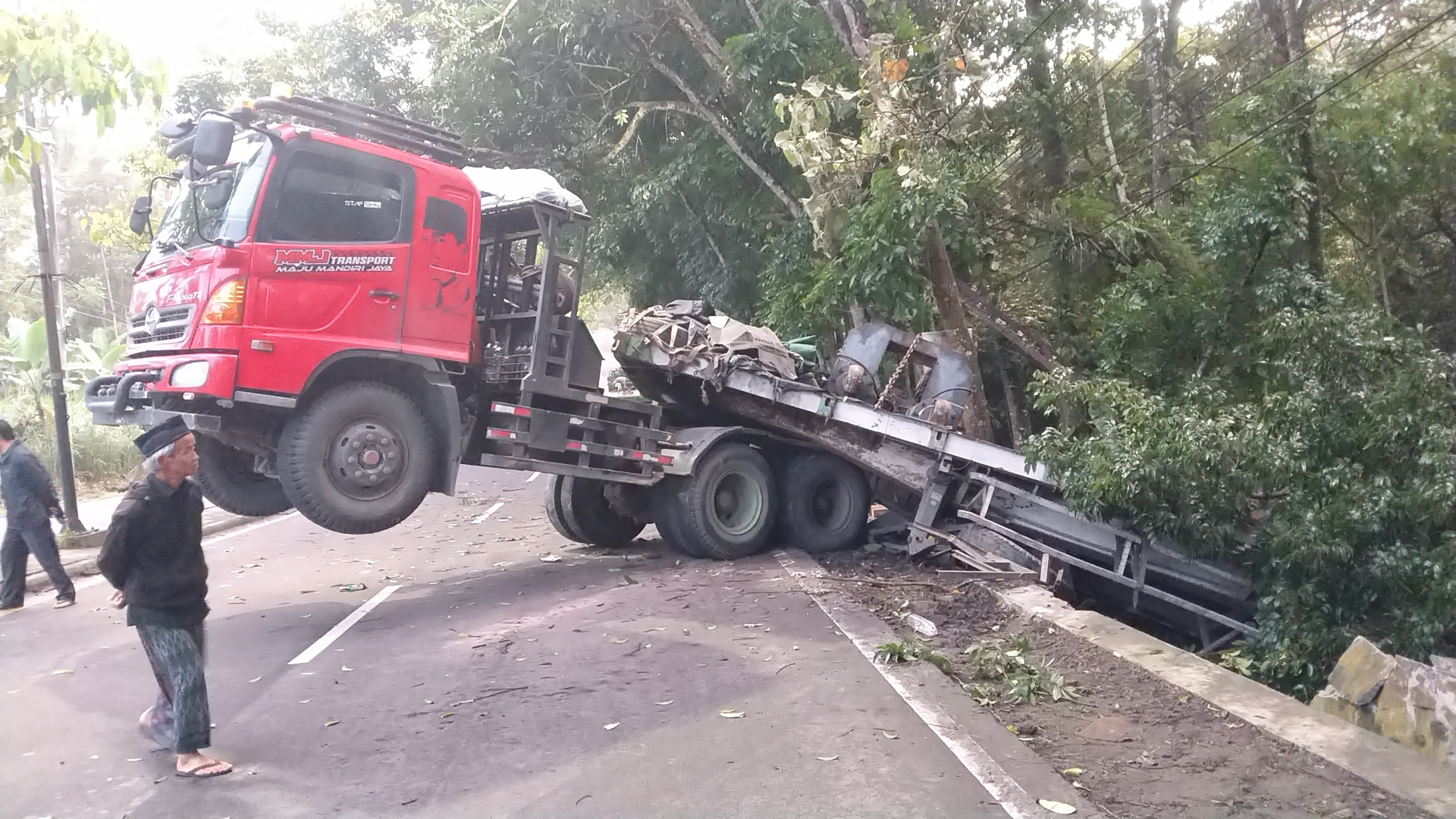 Gagal di Jalan Menanjak, Truk Hino Trailer Muatan Bantalan 35 Ton Standing di JLS Salatiga