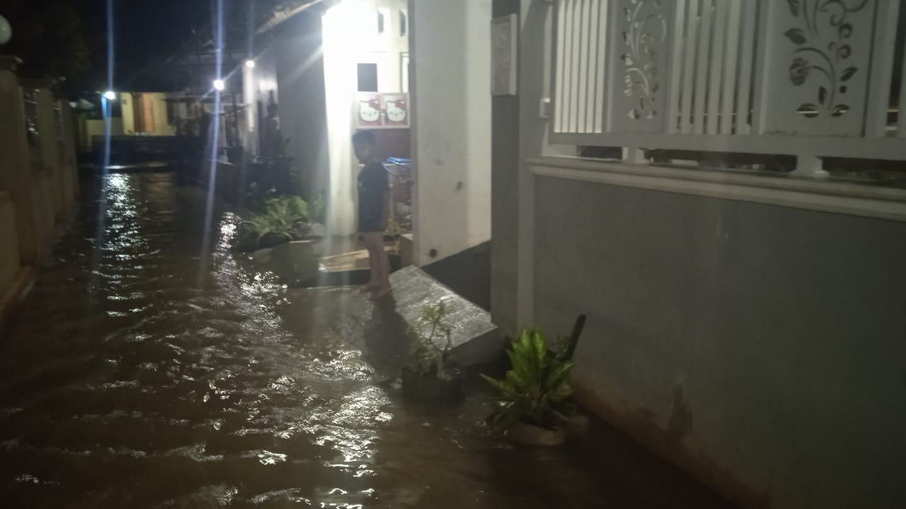 Banjir di Batang Setinggi 1,2 Meter Rendam Ratusan Rumah, Warga Mulai Bersih-Bersih