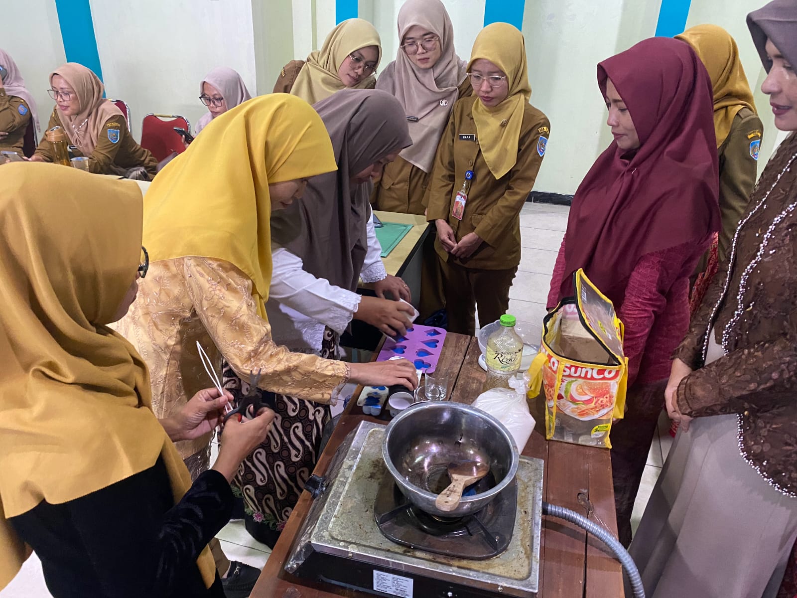 Kartini Masa Kini, DWP Disperpusip Tegal Sulap Jelantah Jadi Rupiah