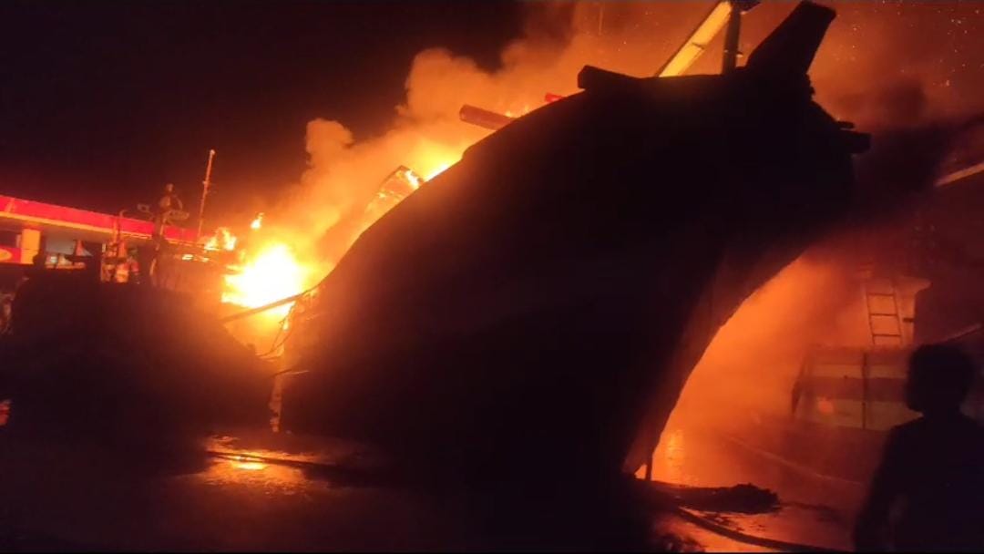 Kebakaran Kapal di Pelabuhan  Jongor Tegal, Ganjar:  Sudah Ditangani Tim, Tidak Ada Korban Jiwa
