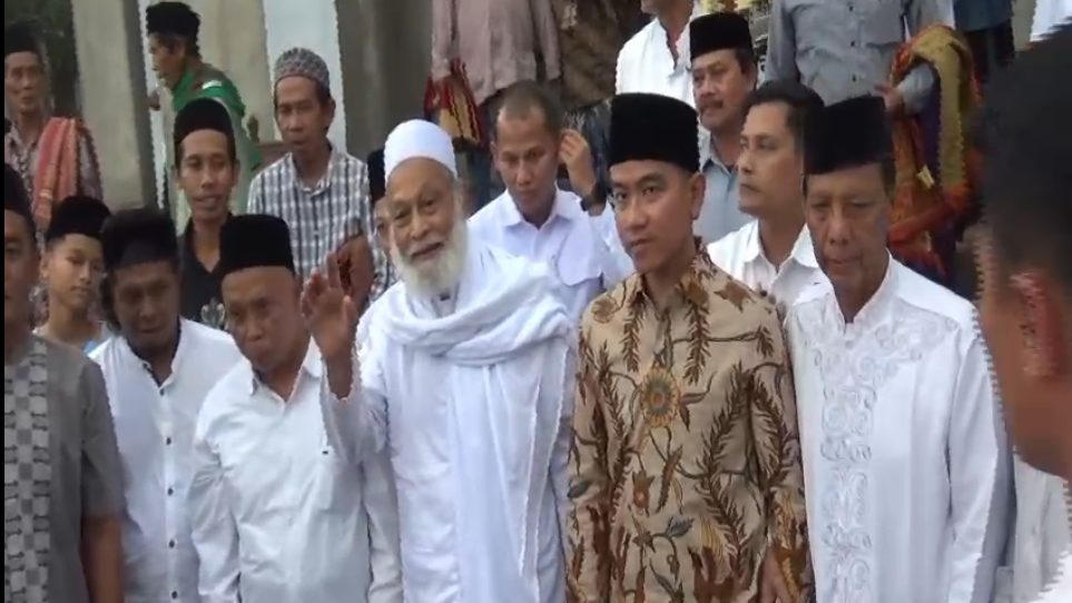 Sowan ke Ponpes Annajah Dawar Mojosongo Boyolali, Wapres Gibran Jum'atan dan Bagi-Bagi Sarung ke Santri