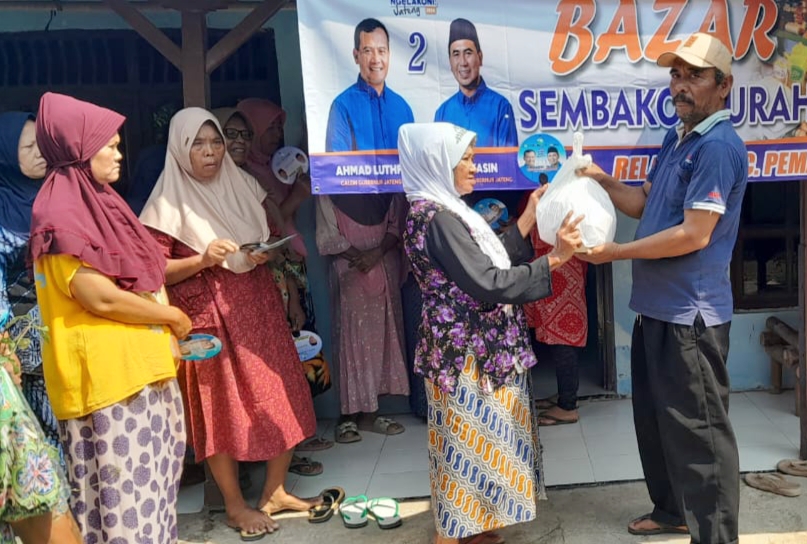 Warga Desa Bojongnangka Kabupaten Pemalang Ikuti Bazar Sembako 