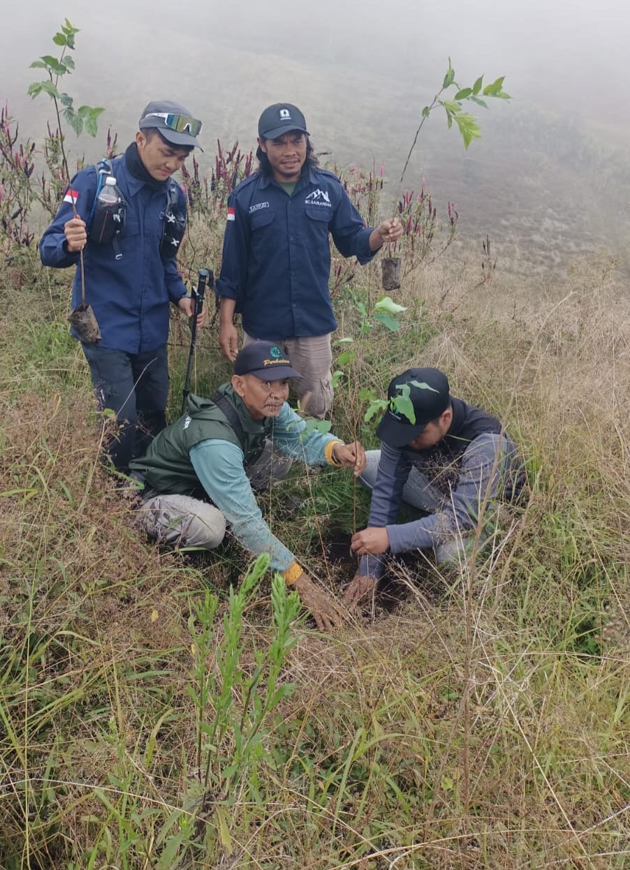 Perum Perhutani KPH Pekalongan Gelar Aksi Penyulaman Hutan Lindung Sawangan