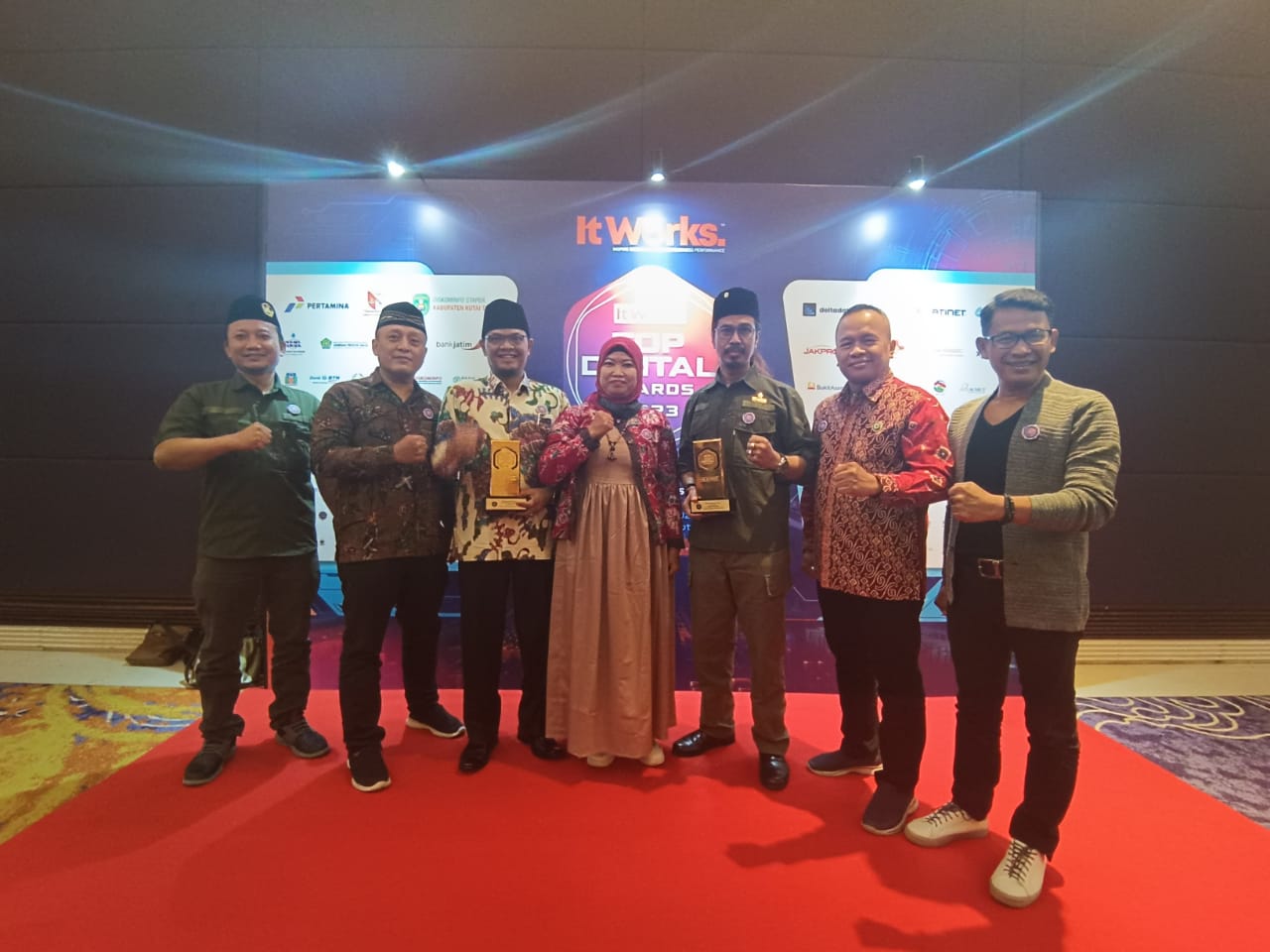 Perumda Air Minum  Tirta Ayu Rebut Dua Penghargaan Top Digital Award 2023