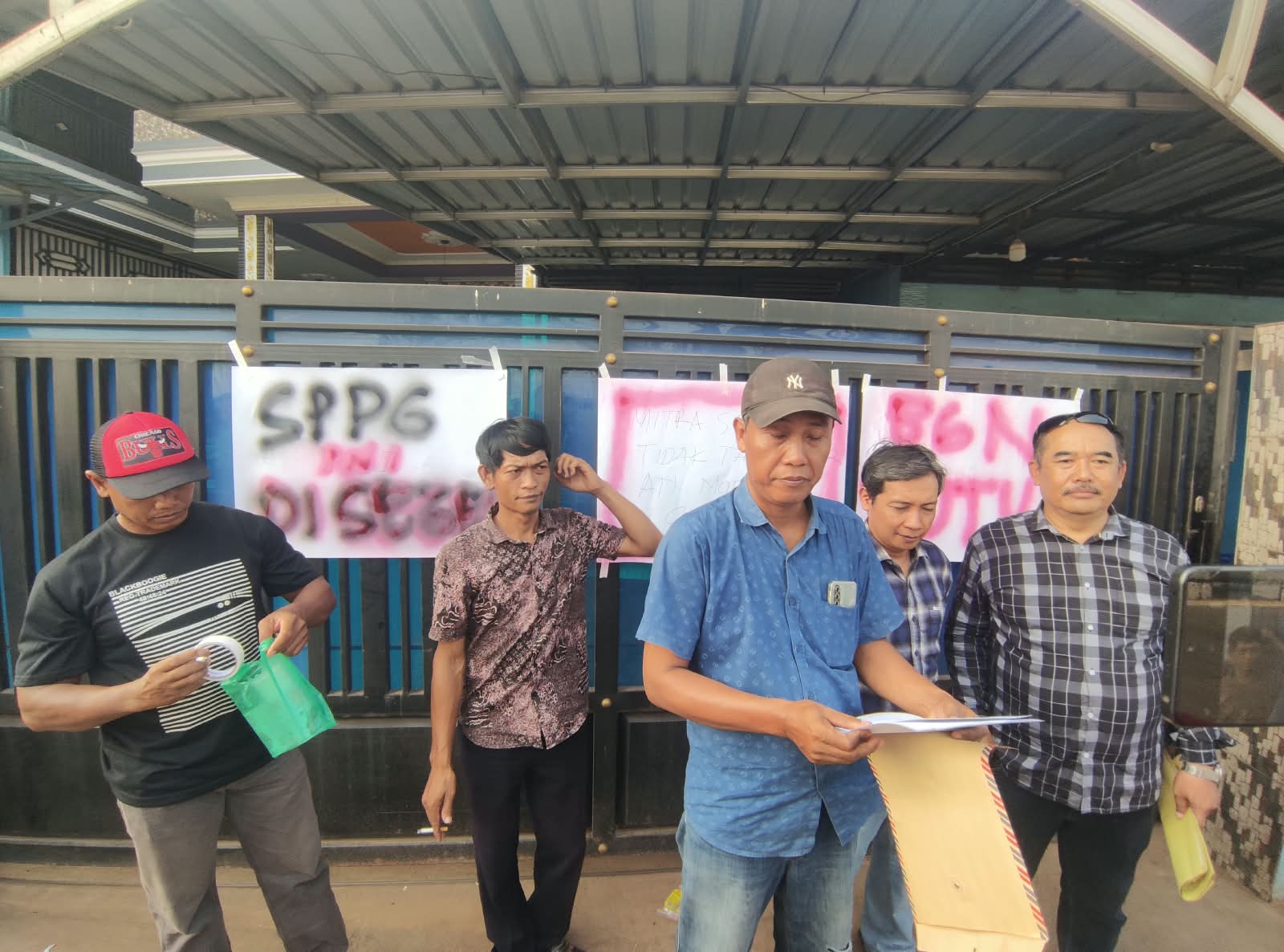 Peternak Telur Geruduk SPPG Tlahap Kendal, Desak BGN Tutup Permanen