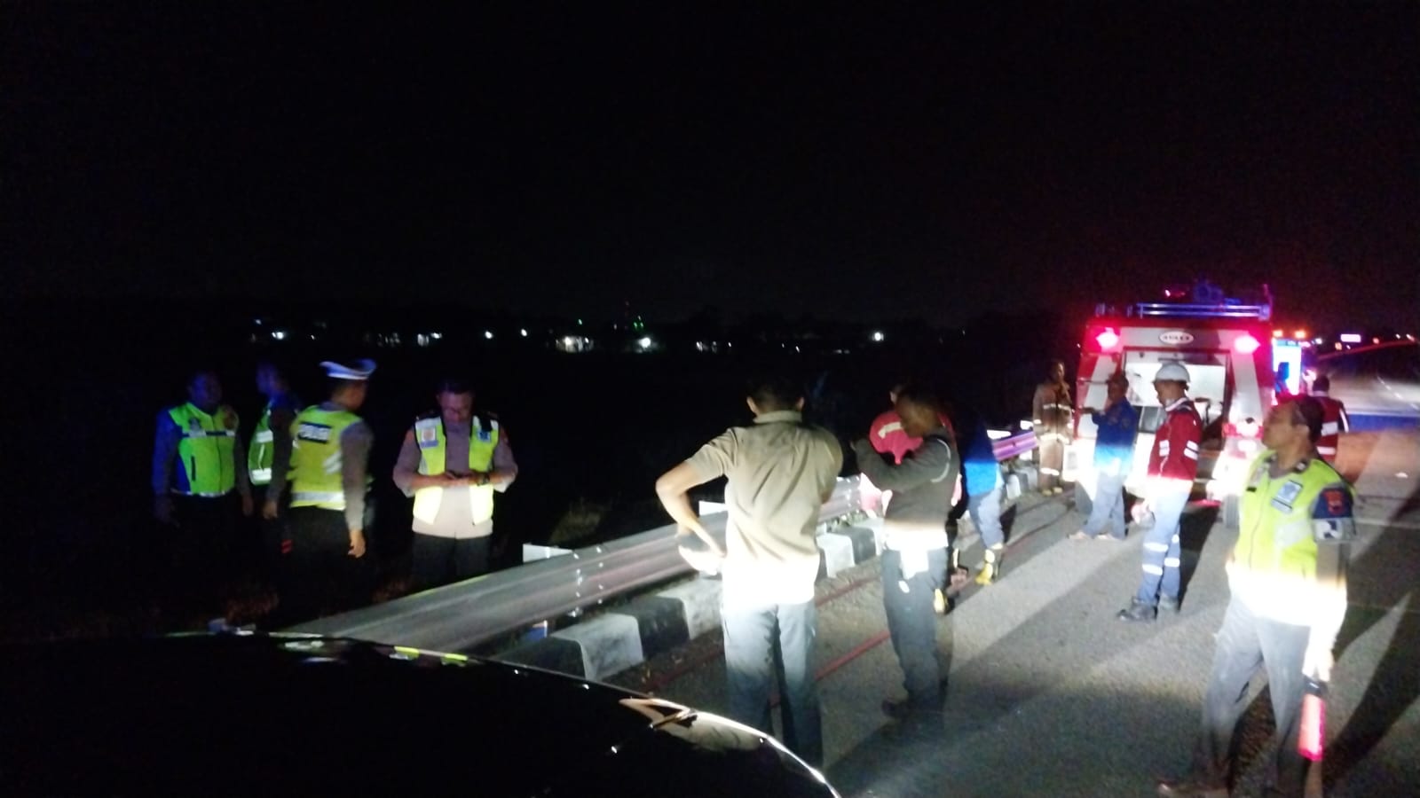 Lahan Jalan Tol Pejagan-Pemalang Kebakaran,   Polres Tegal Respon Cepat Amankan Ban Bantu Pemadaman Kebakaran 