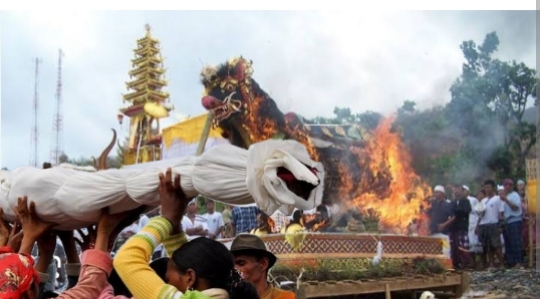 Jangan Takut! Ini 10 Tradisi Pemakaman Adat Unik Di Dunia, Ada 2 Dari Indonesia