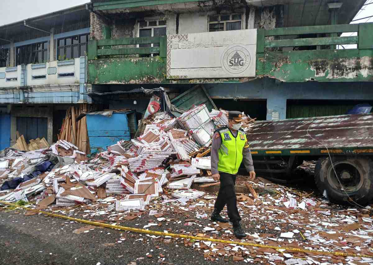 Truk Pengangkut Keramik Alami Rem Blong di Perempatan Pasar Kertek Wonosobo