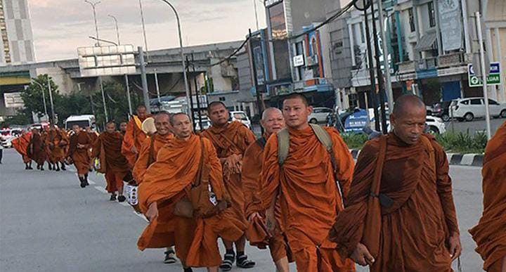 32 Biksu Jalan Kaki dari Thailand ke Candi Borobudur!