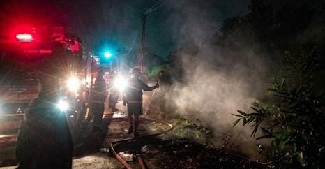 Api Ngamuk di Sidakaton Tegal, Kabel WiFi Terbakar dan Pengendara Terancam