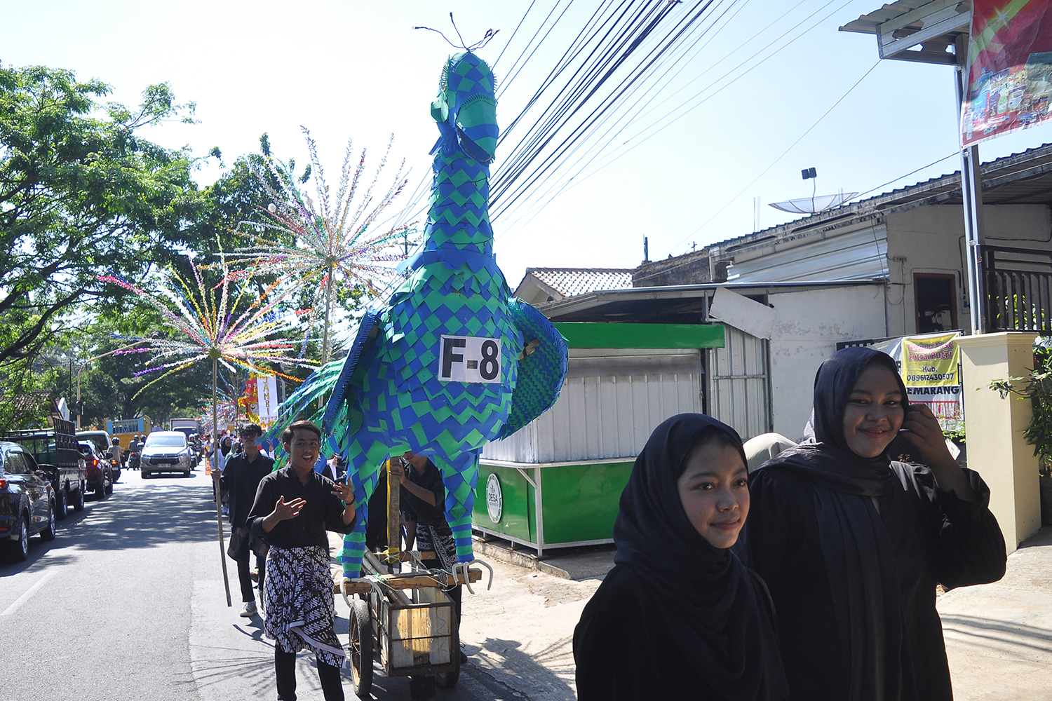 Tampil Beda, Siswa SMA 12 Semarang Buat Replika Burung Merak Selama 8 Hari