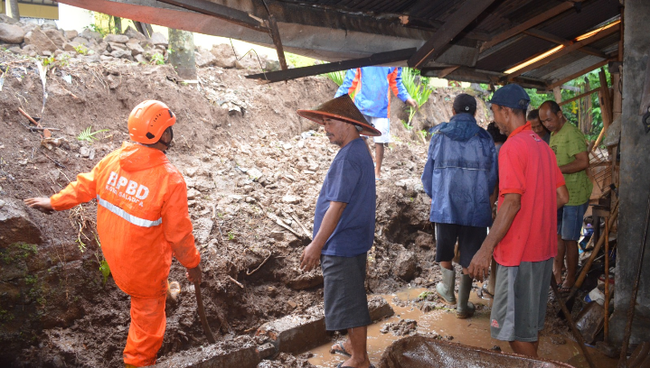 Hujan Deras 5 Jam-an Landa Salatiga, Dua Rumah Warga Terdampak Longsor