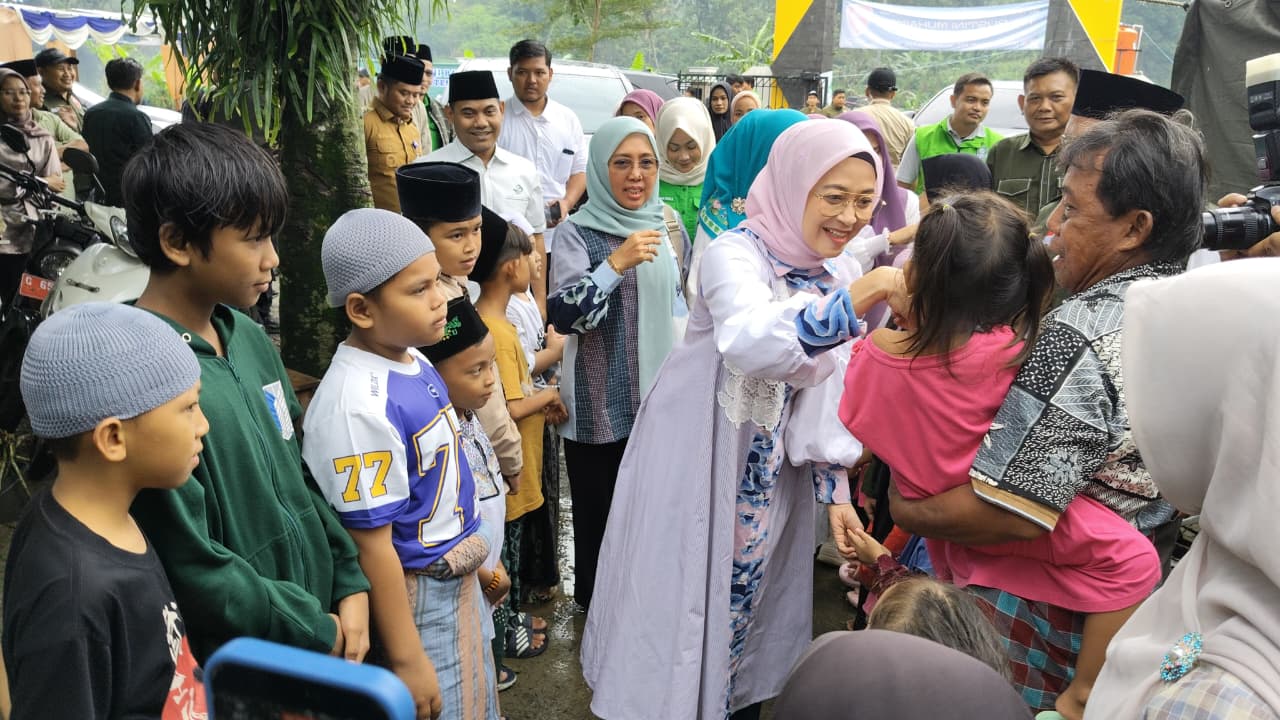 Datangi Pos Pengungsian Padasari Tegal, Rustini Membawa Kebahagian untuk Korban Tanah Bergerak