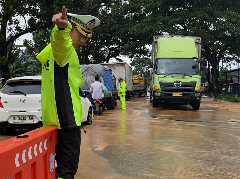 Pantura Pati Tergenang Banjir, Arus Truk Logistik Tersendat Sejak Empat Hari
