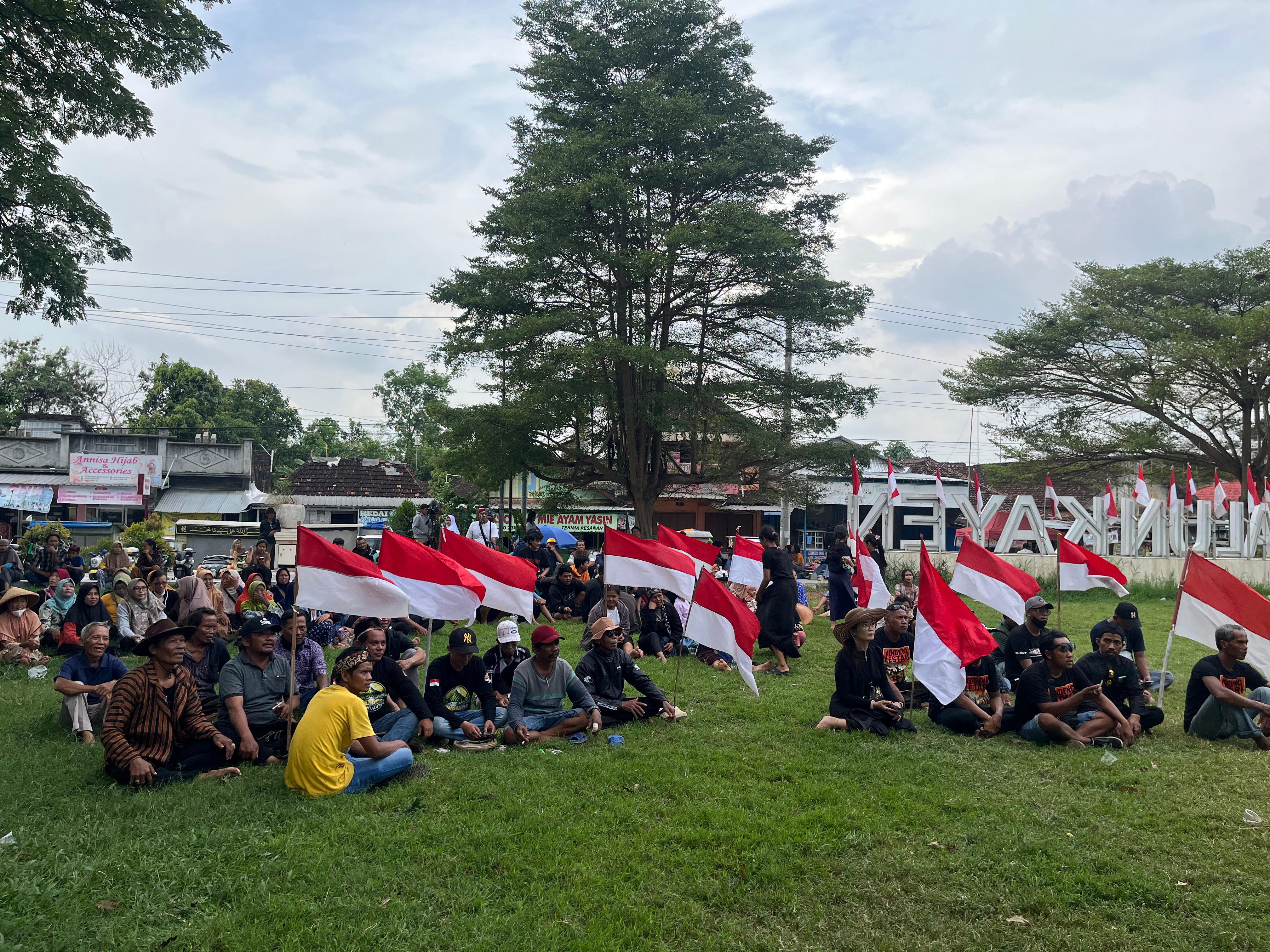 Semangat Tak Kunjung Padam, Warga Kendeng Kibarkan Tolak Pabrik Semen 