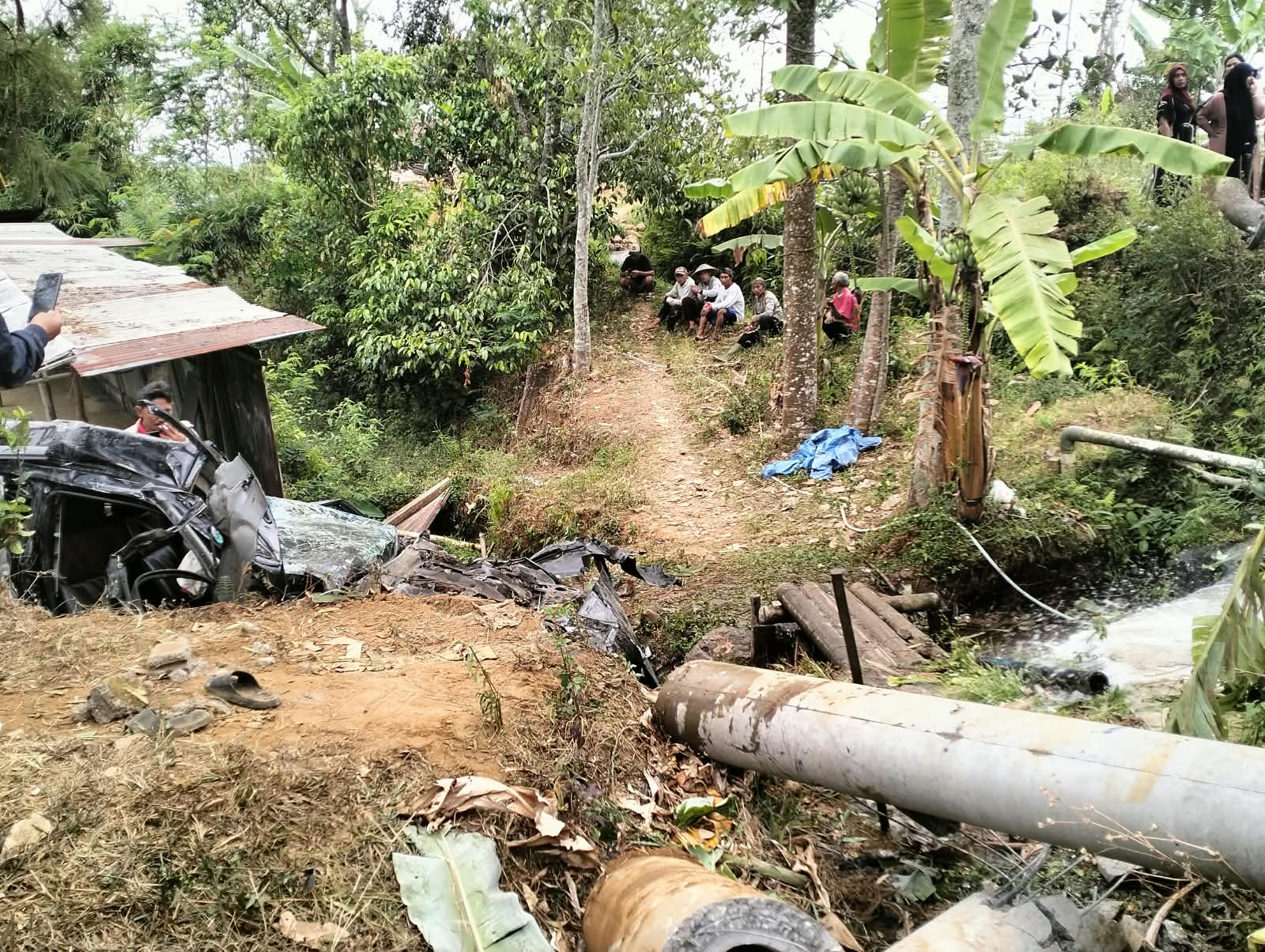 Fortuner Terbalik Tabrak Tiang Listrik di Jalur Bawang-Dieng, Diduga Rem Blong